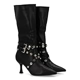 94895 Bota alta para mujer con tacon fino, con doble hebilla y detalle de tachuelas y ojales metalicos. Cierre de cremallera, punta fina y estampado liso, ideal para otono invierno. Negro Talla 41